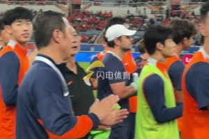 泰山队vs浙江队赛前，现场集体致敬5名国足亚运季军小将